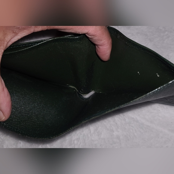 Louisvuitton taiga bifold wallet - Picture 7 of 10